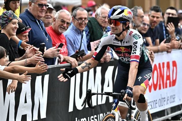 May 22, 2025, Modena, ITALY: Slovenian rider Primoz Roglic of Red Bull - Bora - Hansgrohe team arrive at the start of 12th stage of the 108 Giro d Italia 2025, cycling race over 172 km from Modena to Viadana, Italy, 22 May 2025. ANSA LUCA ZENNARO. Giro D Italia Cycling Tour - Stage 12  - ZUMAa110 20250522_zaf_a110_014 Copyright: xLucaxZennarox