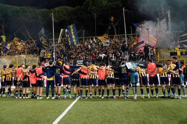 SS Juve Stabia v US Cremonese - Serie B: Play-off Players of SS Juve Stabia celebrate at the end of during the Serie B match between SS Juve Stabia and US Cremonese at Stadio Romeo Menti Castellammare Di Stabia Italy on 21 May 2025. Castellammare Di Stabia Castellammare Di Stabia Italy  Copyright: xFrancoxRomanox originalFilename:romano-ssjuvest250521_npRGo.jpg