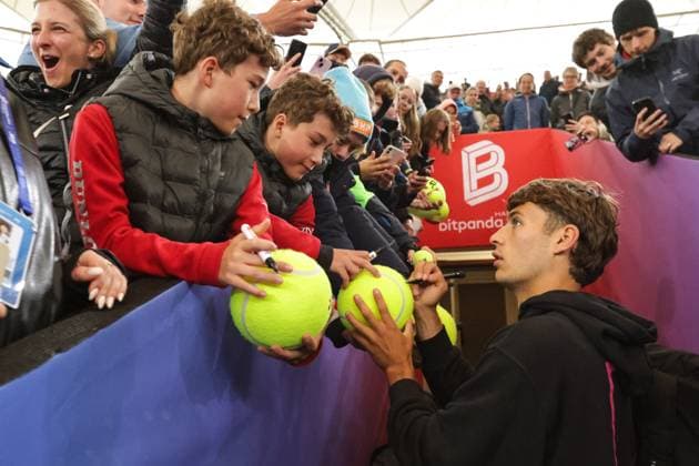 GER, Hamburg, xFSx , ATP 500 , Mens Tennis Tournament Bitpanda Hamburg Open 2025, Quarterfinals , 22 05 2025 Flavio Cobolli ITA signs autographs Copyright: HMBxMedia FernandoxSoares