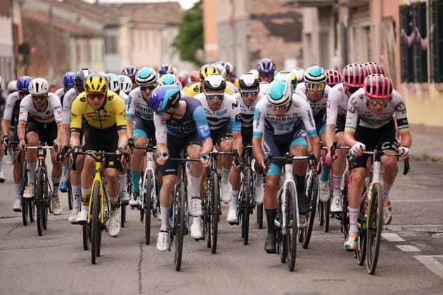 The pack rides during the stage 12 of the Giro d™Italia from Modena to Viadana (Oglio-Po), Italy - Thursday, May 22, 2025. - cycling.  Copyright: xMarcoxAlpozzi LaPressex