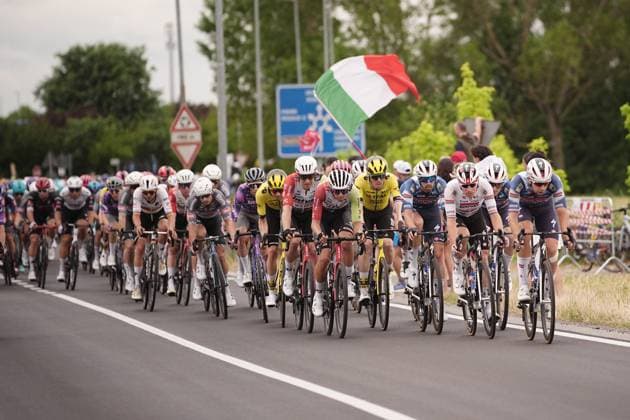 The pack rides during the stage 12 of the Giro d™Italia from Modena to Viadana (Oglio-Po), Italy - Thursday, May 22, 2025. - cycling.  Copyright: xMarcoxAlpozzi LaPressex