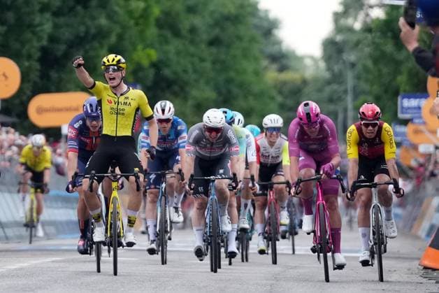 Sport Bilder des Tages Kooij Olav of Team Visma Lease A Bike winner of the stage at the sprint during the stage 12 of the Giro d™Italia from Modena to Viadana (Oglio-Po), Italy - Thursday, May 22, 2025. - cycling.  Copyright: xGianxMattiaxD Alberto LaPressex