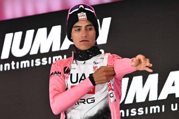May 22, 2025, Viadana, ITALY: Mexican rider Isaac Del Toro Romero of Uae Team Emirates Xrg retaining the overall leader s pink jersey, poses on the podium after the 12th stage of the 108 Giro d Italia 2025, cycling race over 172 km from Modena to Viadana, Italy, 22 May 2025. ANSA LUCA ZENNARO. Giro D Italia Cycling Tour - Stage 12  - ZUMAa110 20250522_zaf_a110_038 Copyright: xLucaxZennarox