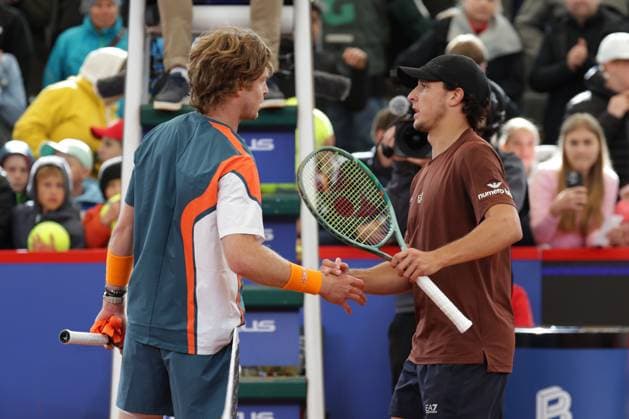 GER, Hamburg, xFSx , ATP 500 , Mens Tennis Tournament Bitpanda Hamburg Open 2025, Quarterfinals , 22 05 2025 Luciano Darderi ITA congratulates Andrey Rublev RUS on his victory Copyright: HMBxMedia FernandoxSoares