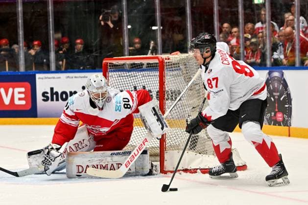 ODENSE, DENMARK MAY 22 Sidney Crosby of Canada tries to score against goalkeeper Frederik Dichow of Denmark during the 2025 Ice Hockey World Championship match between Canada and Denmark at Jyske Bank Arena on May 22, 2025 in Odense, Denmark Odense Jyske Bank Arena Denmark Copyright: xJustPictures.ch AndreaxBrancax jp-en-EuSpIm-AB_22052025_AAB_0757