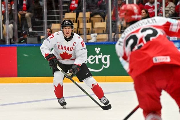 ODENSE, DENMARK MAY 22 Sidney Crosby of Canada in action during the 2025 Ice Hockey World Championship match between Canada and Denmark at Jyske Bank Arena on May 22, 2025 in Odense, Denmark Odense Jyske Bank Arena Denmark Copyright: xJustPictures.ch AndreaxBrancax jp-en-EuSpIm-AB_22052025_AAB_0906