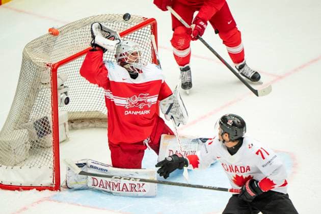 Denmark IIHF Hockey Worlds Canada vs Denmark Tyson Foerster, Canada, right, challenges goalkeeper Frederik Dichow, Denmark during the quarter final match between Canada and Denmark at the IIHF Ice Hockey World Championships in Herning, Denmark, Thursday May 22, 2025 , Herning Denmark Mors  Copyright: BoxAmrstrupx xRitzauxScanpix BoxAmstrupx spdk20250522-210413-L
