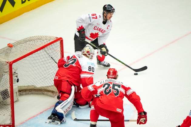 Denmark IIHF Hockey Worlds Canada vs Denmark Sidney Crosby, Canada, challenges goalkeeper Frederik Dichow, Denmark and Oliver Lauridsen during the quarter final match between Canada and Denmark at the IIHF Ice Hockey World Championships in Herning, Denmark, Thursday May 22, 2025 , Herning Denmark Mors  Copyright: BoxAmrstrupx xRitzauxScanpix BoxAmstrupx spdk20250522-210449-L