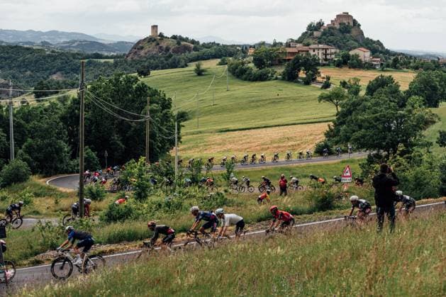 2025 Giro d Italia Stage 12 Picture by Zac Williams SWpix.com - 22 05 2025 - Cycling - 2025 Giro d Italia Stage 12, Modena to Viadana, Italy - The peloton. Copyright: x xSWpix.comx(t axPhotographyxHubxLtd)xZacxWilliams SWpix.comx SWP-2645