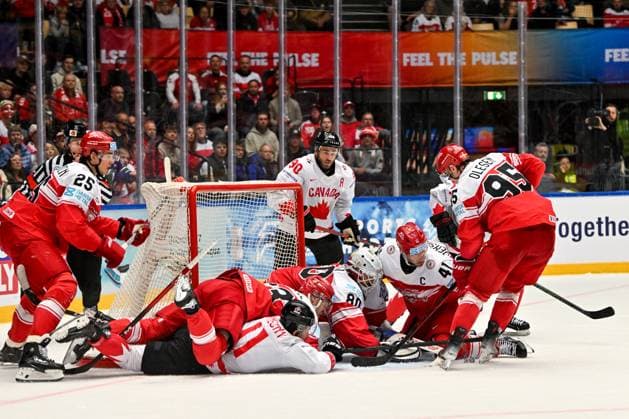 ODENSE, DENMARK MAY 22 A battle for the puck in front of goalkeeper Frederik Dichow of Denmark during the 2025 Ice Hockey World Championship match between Canada and Denmark at Jyske Bank Arena on May 22, 2025 in Odense, Denmark Odense Jyske Bank Arena Denmark Copyright: xJustPictures.ch AndreaxBrancax jp-en-EuSpIm-AB_22052025_AAB_1616