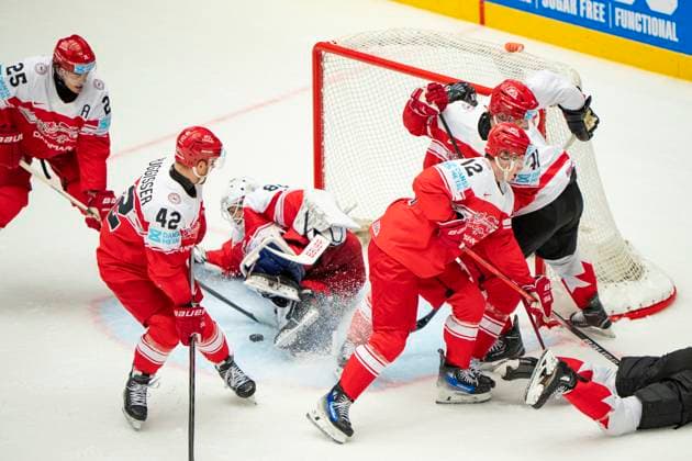 Denmark IIHF Hockey Worlds Canada vs Denmark Oliver Lauridsen, Denmark, Phillip Bruggisser, goalkeeper Frederik Dichow, Oscar Moelgaard and Jesper Jensen Aabo in action with Sidney Crosby, Canada and Ryan O Reilly during the quarter final match between Canada and Denmark at the IIHF Ice Hockey World Championships in Herning, Denmark, Thursday May 22, 2025 , Herning Denmark Mors  Copyright: BoxAmrstrupx xRitzauxScanpix BoxAmstrupx spdk20250522-215607-L