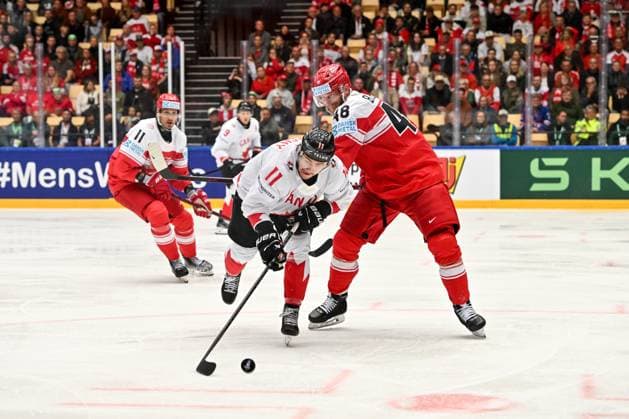 ODENSE, DENMARK MAY 22 Travis Konecny of Canada in a battle for the puck with Nicholas Jensen B of Denmark during the 2025 Ice Hockey World Championship match between Canada and Denmark at Jyske Bank Arena on May 22, 2025 in Odense, Denmark Odense Jyske Bank Arena Denmark Copyright: xJustPictures.ch AndreaxBrancax jp-en-EuSpIm-AB_22052025_AAB_1934