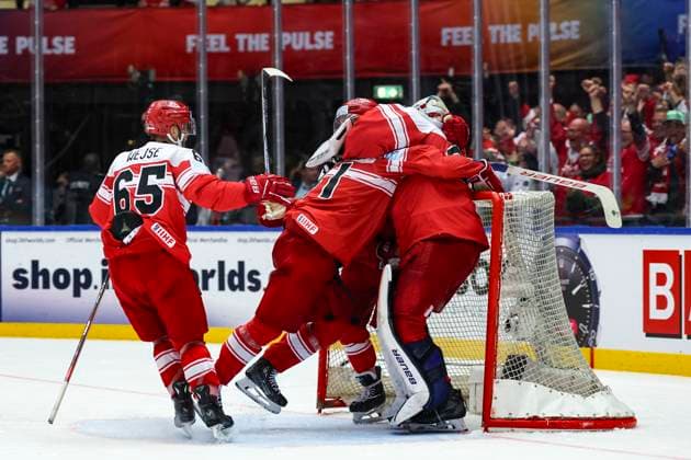 Eishockey, WM, Kanada - Dänemark Ice hockey, Eishockey - IIHF WC 2025 HERNING,DENMARK,22.MAY.25 - ICE HOCKEY - IIHF Ice Hockey World Championship, WM, Weltmeisterschaft 2025, quarterfinal, Canada vs Denmark. Image shows the rejoicing of DEN.  GEPAxpictures xMaticxKlansek