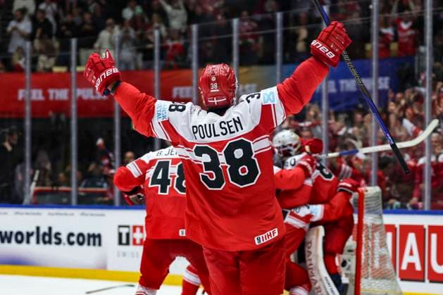 Eishockey, WM, Kanada - Dänemark Ice hockey, Eishockey - IIHF WC 2025 HERNING,DENMARK,22.MAY.25 - ICE HOCKEY - IIHF Ice Hockey World Championship, WM, Weltmeisterschaft 2025, quarterfinal, Canada vs Denmark. Image shows the rejoicing of Morten H. Poulsen (DEN).  GEPAxpictures xMaticxKlansek