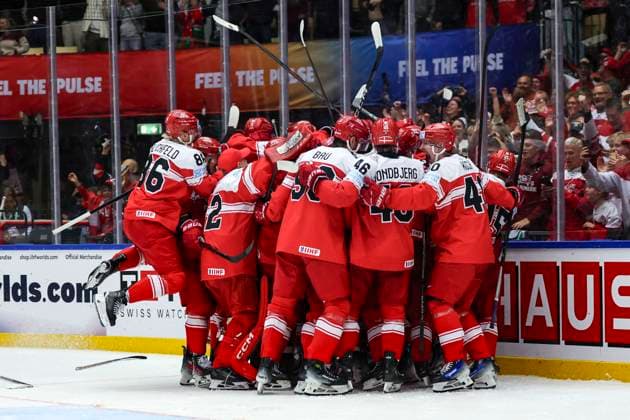 Eishockey, WM, Kanada - Dänemark Ice hockey, Eishockey - IIHF WC 2025 HERNING,DENMARK,22.MAY.25 - ICE HOCKEY - IIHF Ice Hockey World Championship, WM, Weltmeisterschaft 2025, quarterfinal, Canada vs Denmark. Image shows the rejoicing of DEN.  GEPAxpictures xMaticxKlansek
