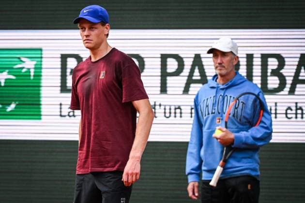 May 22, 2025, Paris, France, France: Jannik SINNER of Italy with his coach Darren CAHILL during a training session of Roland-Garros 2025, French Open 2025, Grand Slam tennis tournament at Roland-Garros Stadium on May 22, 2025 in Paris, France. Paris France - ZUMAm308 20250522_zsp_m308_069 Copyright: xMatthieuxMirvillex