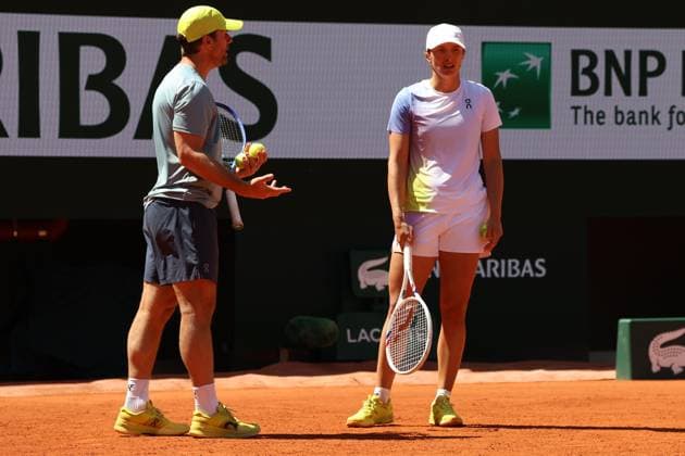 Roland Garros 2025 Wim Fissette, Iga Swiatek during training before Roland Garros 2025 tennis tournament in Paris France on 22 May 2025. Paris France  Copyright: xFotoxOlimpikx originalFilename:jastrzebowski-rolandga250522_nppG3.jpg