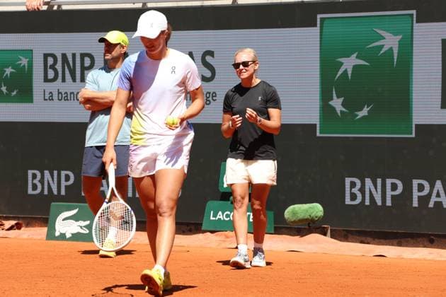 Roland Garros 2025 Wim Fissette, Daria Abramowicz, Iga Swiatek during training before Roland Garros 2025 tennis tournament in Paris France on 22 May 2025. Paris France  Copyright: xFotoxOlimpikx originalFilename:jastrzebowski-rolandga250522_npc7o.jpg