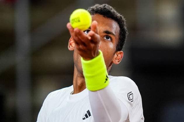 HAMBURG, GERMANY - MAY 22: Felix Auger-Aliassime of Canada serves in his Men s Singles Quarter Final match against Alexandre Muller of France during Day Six of the Bitpanda Hamburg Open at Am Rothenbaum on May 22, 2025 in Hamburg, Germany. (Photo by Rene Nijhuis) SPO  Copyright: xRenexNijhuis