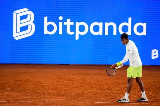 HAMBURG, GERMANY - MAY 22: Felix Auger-Aliassime of Canada prepares to serve in his Men s Singles First Round match against Alexandre Muller of France during Day Six of the Bitpanda Hamburg Open at Am Rothenbaum on May 22, 2025 in Hamburg, Germany. (Photo by Rene Nijhuis) SPO  Copyright: xRenexNijhuis