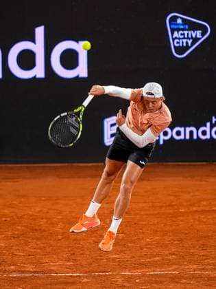HAMBURG, GERMANY - MAY 22: Alexandre Muller of France serves in his Men s Singles Quarter Final match against Felix Auger-Aliassime of Canada during Day Six of the Bitpanda Hamburg Open at Am Rothenbaum on May 22, 2025 in Hamburg, Germany. (Photo by Rene Nijhuis) SPO  Copyright: xRenexNijhuis