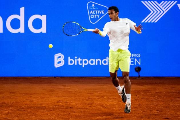 HAMBURG, GERMANY - MAY 22: Felix Auger-Aliassime of Canada plays a forehand in his Men s Singles Quarter Final match against Alexandre Muller of France during Day Six of the Bitpanda Hamburg Open at Am Rothenbaum on May 22, 2025 in Hamburg, Germany. (Photo by Rene Nijhuis) SPO  Copyright: xRenexNijhuis