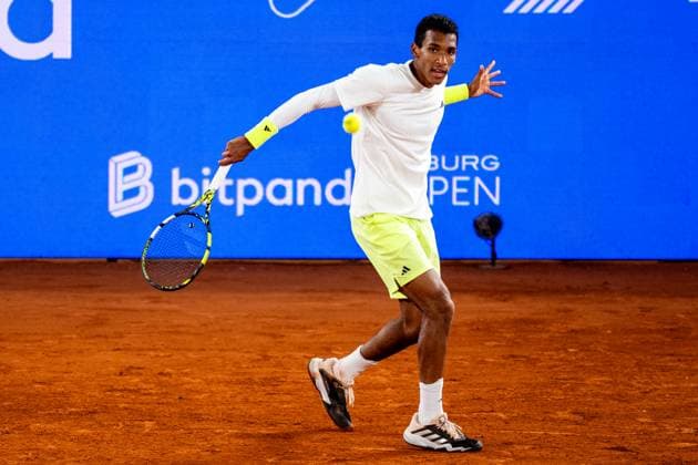HAMBURG, GERMANY - MAY 22: Felix Auger-Aliassime of Canada plays a backhand in his Men s Singles Quarter Final match against Alexandre Muller of France during Day Six of the Bitpanda Hamburg Open at Am Rothenbaum on May 22, 2025 in Hamburg, Germany. (Photo by Rene Nijhuis) SPO  Copyright: xRenexNijhuis