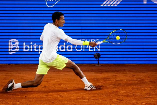 HAMBURG, GERMANY - MAY 22: Felix Auger-Aliassime of Canada plays a backhand in his Men s Singles Quarter Final match against Alexandre Muller of France during Day Six of the Bitpanda Hamburg Open at Am Rothenbaum on May 22, 2025 in Hamburg, Germany. (Photo by Rene Nijhuis) SPO  Copyright: xRenexNijhuis