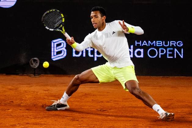 HAMBURG, GERMANY - MAY 22: Felix Auger-Aliassime of Canada plays a forehand in his Men s Singles Quarter Final match against Alexandre Muller of France during Day Six of the Bitpanda Hamburg Open at Am Rothenbaum on May 22, 2025 in Hamburg, Germany. (Photo by Rene Nijhuis) SPO  Copyright: xRenexNijhuis
