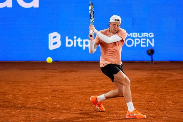 HAMBURG, GERMANY - MAY 22: Felix Auger-Aliassime of Canada plays a forehand in his Men s Singles Quarter Final match against Alexandre Muller of France during Day Six of the Bitpanda Hamburg Open at Am Rothenbaum on May 22, 2025 in Hamburg, Germany. (Photo by Rene Nijhuis) SPO  Copyright: xRenexNijhuis