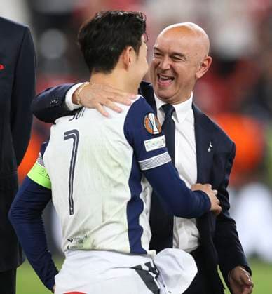 Football - 2024 2025 UEFA Europa League - Final - Tottenham Hotspur vs Manchester United, ManU - San Mames Stadium, Bilbao - Wednesday 21st May 2025 Tottenham Hotspur captain Son Heung-Min is seen with Tottenham Hotspur chairman Daniel Levy after Tottenham Hotspur defeat Manchester United 1-0 