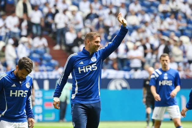 Pierre Michel Lasogga FC Schalke 04 18 05 2025, Fußball 2 Bundesliga, 34 Spieltag, Saison 2024 2025 FC Schalke 04 SV Elversberg 1 2 Foto Team2 Weis DFL regulations prohibit any use of photographs as image sequences and or quasi video Gelsenkirchen Veltins Arena Nordrhein Westfalen Germany Team2
