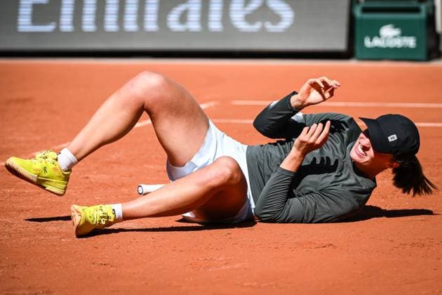May 23, 2025, Paris, France, France: Iga SWIATEK of Poland falls during a training session of Roland-Garros 2025, French Open 2025, Grand Slam tennis tournament at Roland-Garros Stadium on May 23, 2025 in Paris, France. Paris France - ZUMAm308 20250523_zsp_m308_005 Copyright: xMatthieuxMirvillex