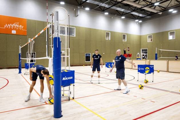 Volleyball, Nationalteam Niederlande, Training ARNHEM - Wessel Keemink, Joris Berkhout and national coach Joel Banks during a training session of TeamNL Long Men. The volleyball players are preparing for the Volleyball Nations League and the World Cup in the Philippines, among other things. ANP KOEN VAN WEEL xVIxANPxSportx xxANPxIVx 528391014 originalFilename: 528391014.jpg