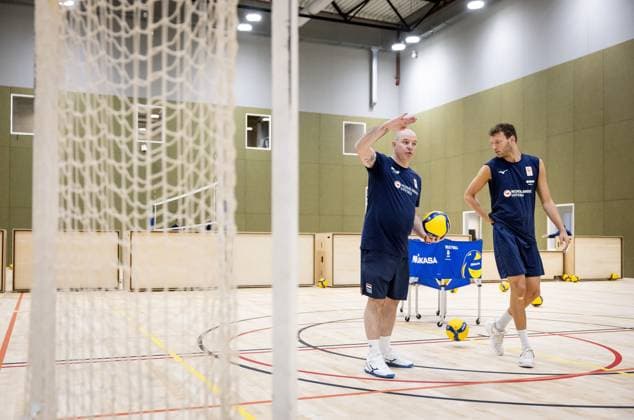 Volleyball, Nationalteam Niederlande, Training ARNHEM - National coach Joel Banks and Wessel Keemink during a training session of TeamNL Long Men. The volleyball players are preparing for the Volleyball Nations League and the World Cup in the Philippines, among other things. ANP KOEN VAN WEEL xVIxANPxSportx xxANPxIVx 528391041 originalFilename: 528391041.jpg