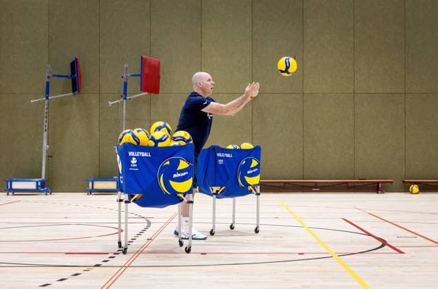 Volleyball, Nationalteam Niederlande, Training ARNHEM - National coach Joel Banks during a training session of TeamNL Long Men. The volleyball players are preparing for the Volleyball Nations League and the World Cup in the Philippines, among other events. ANP KOEN VAN WEEL xVIxANPxSportx xxANPxIVx 528391045 originalFilename: 528391045.jpg