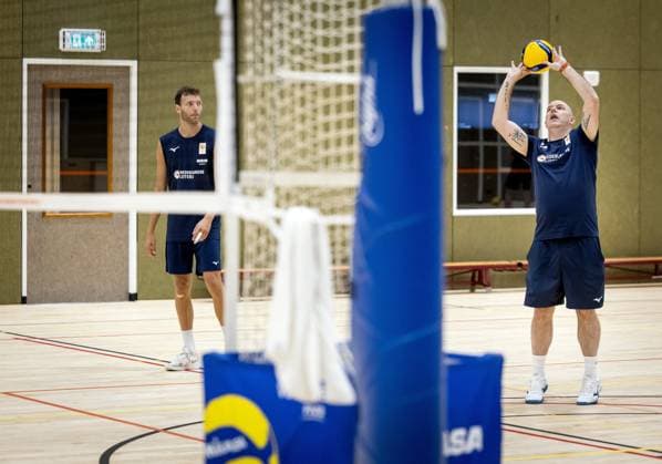 Volleyball, Nationalteam Niederlande, Training ARNHEM - Wessel Keemink and national coach Joel Banks during a training session of TeamNL Long Men. The volleyball players are preparing for the Volleyball Nations League and the World Cup in the Philippines, among other things. ANP KOEN VAN WEEL xVIxANPxSportx xxANPxIVx 528391089 originalFilename: 528391089.jpg