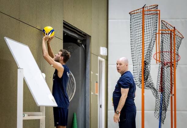 Volleyball, Nationalteam Niederlande, Training ARNHEM - Wessel Keemink and national coach Joel Banks during a training session of TeamNL Long Men. The volleyball players are preparing for the Volleyball Nations League and the World Cup in the Philippines, among other things. ANP KOEN VAN WEEL xVIxANPxSportx xxANPxIVx 528391099 originalFilename: 528391099.jpg