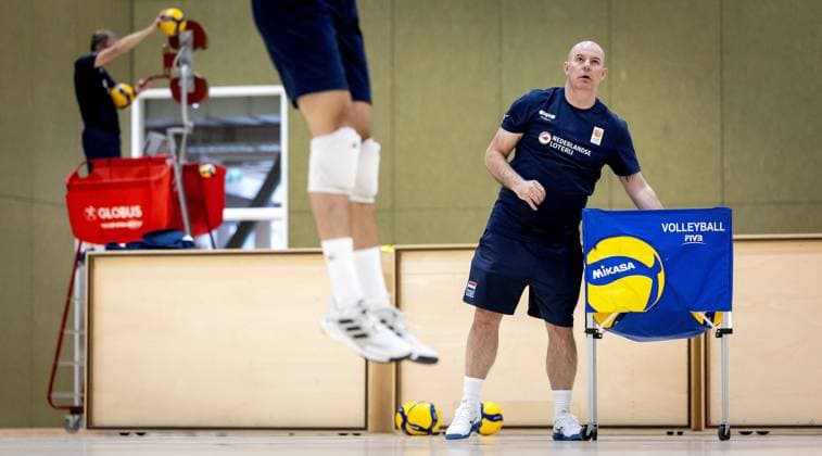 Volleyball, Nationalteam Niederlande, Training ARNHEM - National coach Joel Banks during a training session of TeamNL Long Men. The volleyball players are preparing for the Volleyball Nations League and the World Cup in the Philippines, among other events. ANP KOEN VAN WEEL xVIxANPxSportx xxANPxIVx 528391112 originalFilename: 528391112.jpg
