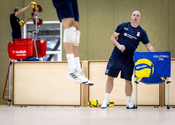 Volleyball, Nationalteam Niederlande, Training ARNHEM - National coach Joel Banks during a training session of TeamNL Long Men. The volleyball players are preparing for the Volleyball Nations League and the World Cup in the Philippines, among other events. ANP KOEN VAN WEEL xVIxANPxSportx xxANPxIVx 528391161 originalFilename: 528391161.jpg