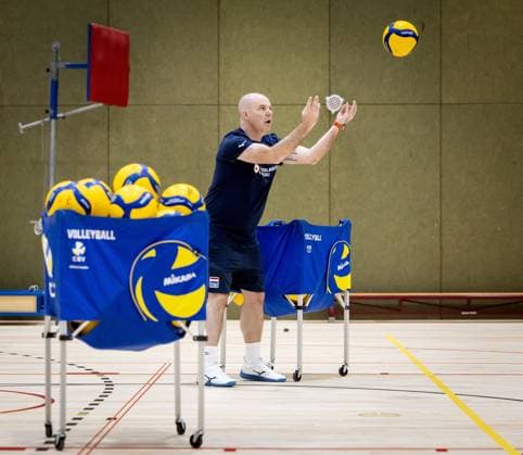 Volleyball, Nationalteam Niederlande, Training ARNHEM - National coach Joel Banks during a training session of TeamNL Long Men. The volleyball players are preparing for the Volleyball Nations League and the World Cup in the Philippines, among other events. ANP KOEN VAN WEEL xVIxANPxSportx xxANPxIVx 528391171 originalFilename: 528391171.jpg