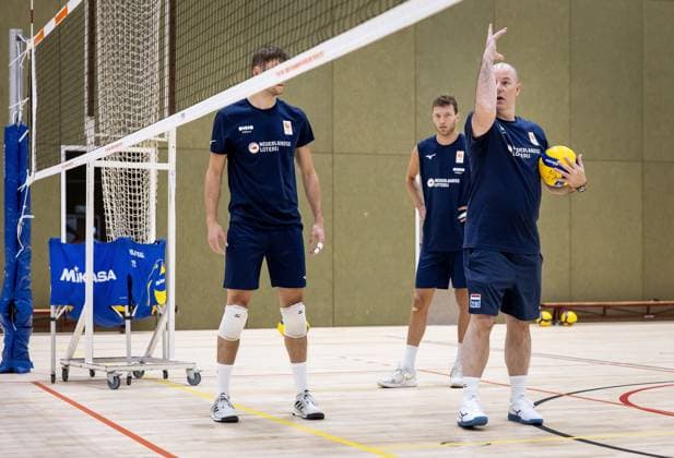 Volleyball, Nationalteam Niederlande, Training ARNHEM - Joris Berkhout, Wessel Keemink and national coach Joel Banks during a training session of TeamNL Long Men. The volleyball players are preparing for the Volleyball Nations League and the World Cup in the Philippines, among other things. ANP KOEN VAN WEEL xVIxANPxSportx xxANPxIVx 528391246 originalFilename: 528391246.jpg