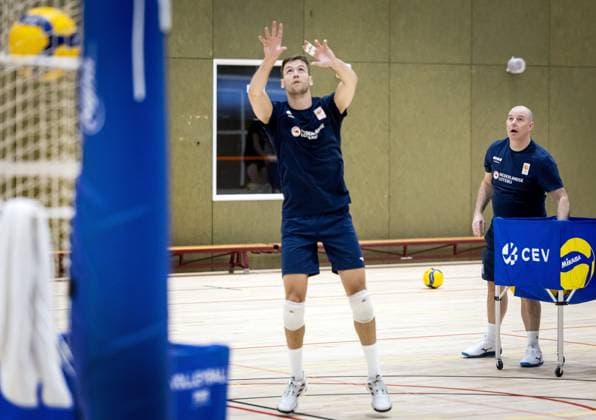 Volleyball, Nationalteam Niederlande, Training ARNHEM - Joris Berkhout and national coach Joel Banks during a training session of TeamNL Long Men. The volleyball players are preparing for the Volleyball Nations League and the World Cup in the Philippines, among other things. ANP KOEN VAN WEEL xVIxANPxSportx xxANPxIVx 528391253 originalFilename: 528391253.jpg