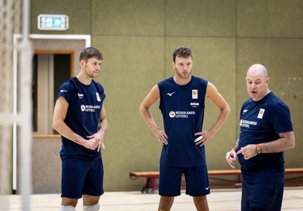Volleyball, Nationalteam Niederlande, Training ARNHEM - Joris Berkhout, Wessel Keemink and national coach Joel Banks during a training session of TeamNL Long Men. The volleyball players are preparing for the Volleyball Nations League and the World Cup in the Philippines, among other things. ANP KOEN VAN WEEL xVIxANPxSportx xxANPxIVx 528391259 originalFilename: 528391259.jpg