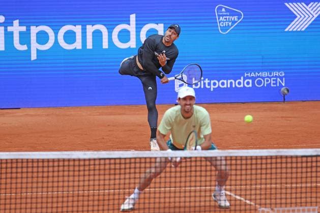 ATP 500, Bitpanda Hamburg Open, semi-final doubles Fernando Romboli serving, Andres Molteni at the net