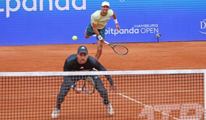 ATP 500, Bitpanda Hamburg Open, semi-finals in doubles Andres Molteni serving, Fernando Romboli at the net
