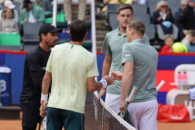 GER, Hamburg, xFSx , ATP 500 , Mens Tennis Tournament Bitpanda Hamburg Open 2025, Semifinals , Mens Doubles , 23 05 2025 Harri Heliovaara FIN and Henry Patten GBR congratulate Andres Molteni ARG and Fernando Romboli BRA on their victory Copyright: HMBxMedia FernandoxSoares