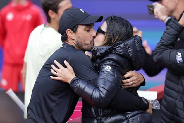 GER, Hamburg, xFSx , ATP 500 , Mens Tennis Tournament Bitpanda Hamburg Open 2025, Semifinal , Mens Doubles , 23 05 2025 Fernando Romboli BRA kisses his wife Copyright: HMBxMedia FernandoxSoares