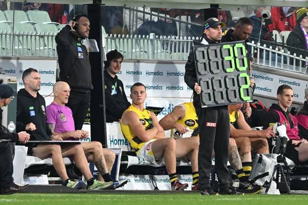 AFL BOMBERS TIGERS, Sam Lalor of Richmond (centre) is seen along the interchange bench during the AFL Round 11 match between the Essendon Bombers and the Richmond Tigers at Melbourne Cricket Ground in Melbourne, Friday, May 23, 2025. ( NO ARCHIVING, EDITORIAL USE ONLY MELBOURNE VICTORIA AUSTRALIA  Copyright: xJAMESxROSSx 20250523110315030070