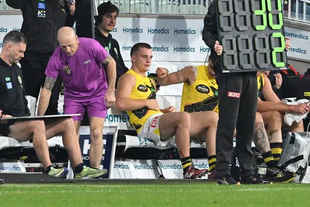 AFL BOMBERS TIGERS, Sam Lalor of Richmond (centre) is seen along the interchange bench during the AFL Round 11 match between the Essendon Bombers and the Richmond Tigers at Melbourne Cricket Ground in Melbourne, Friday, May 23, 2025. ( NO ARCHIVING, EDITORIAL USE ONLY MELBOURNE VICTORIA AUSTRALIA  Copyright: xJAMESxROSSx 20250523194035201082